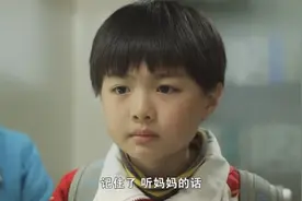 小男孩一大早就起来给妈妈做早餐，妈妈很欣慰！视频封面