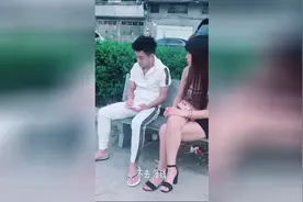 当女友说自己是铁公鸡一毛不拔的时候，男子发怒的用举动证明不是视频封面