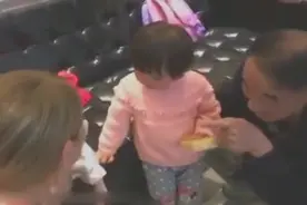 孤儿院小女孩乖巧懂事，美国养母初次见面就喜欢上了她视频封面