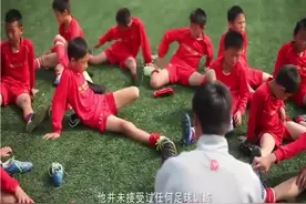 少年为了800W踢足球！恒大足校一年学费3W5，一切都是为了钱视频封面