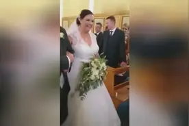 男童乱入结婚现场 一个飞扑新娘傻眼视频封面