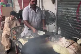 实拍印度街头炸饼，这油怎么是黑的视频封面