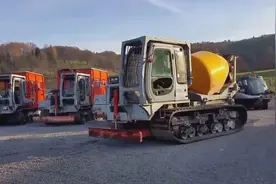 国外的履带式搅拌车，对工地的路面适应性强视频封面