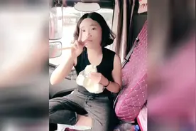 单亲妈妈开大货车跑长途，肚子饿了吃点馒头，这画面好心疼她视频封面
