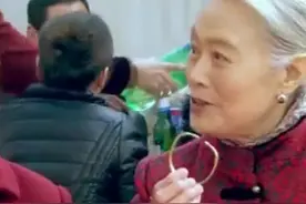 孙子结婚姥姥和奶奶比送礼物，奶奶拿出金镯子时姥姥气的脸都绿了视频封面