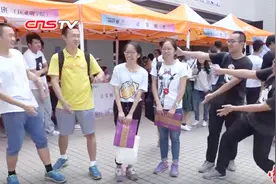 五对双胞胎同时考上同一所大学 一对同班同宿舍视频封面