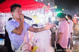95后小伙一天干两份工 在夜市喊麦月赚五千图片