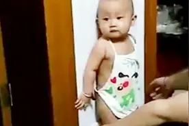 8个月宝宝不听话！被妈妈罚站，一直叫爸爸救驾！好可爱视频封面