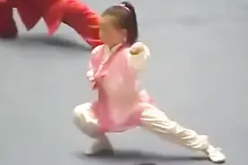 4岁小女孩打太极，果然有宗师张三丰的范儿视频封面