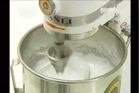 好滋味133：生日蛋糕制作，打发奶油的方法，彩色奶油做法很简单视频封面
