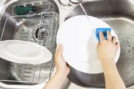 洗碗伤手又难洗，用钢丝球这样洗碗，不但洗的干净还不伤手视频封面