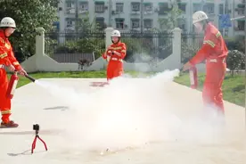 你的车载灭火器是哪种？实测！选错了，当心灭火器变成助燃剂！视频封面