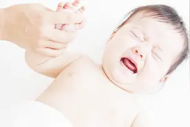 婴儿哭闹不止的8大原因，宝妈你们读懂了吗？视频封面