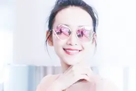 王鸥机场耍豪，手捧星巴克，脚踏香奈儿，网友说她的小布包最好看视频封面