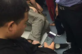 大哥在地铁上找到了宜家的感觉图片