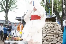 男子按照美女巫师说的原地跳了起来，竟然真的发生奇迹的事情！视频封面