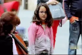 小女孩投一枚硬币，瞬间引来一百多位手持各种乐器的居民前来狂欢视频封面
