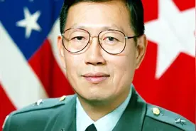 美国第一位华裔将军，祖先是八旗贵族，靠打官司成为军人视频封面