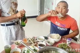 内蒙呼和一家人做原味手把肉，桌上直接用刀割肉开吃，馋死人了视频封面
