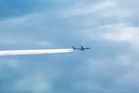 为什么飞机飞过天空会留下一道白烟？原来是这样！视频封面