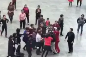 男子对抗广场舞大妈被围 用大功率扩音喇叭挑战广场舞音乐图片