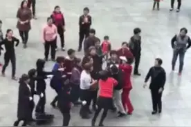 男子对抗广场舞大妈被围 用大功率扩音喇叭挑战广场舞音乐图片