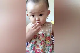 宝宝吃鸡蛋太烫，接下来看宝宝是怎么做的，太聪明了