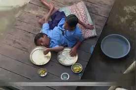 连体人只用一个头吃饭，另一个人会不会饿死？看完涨见识了视频封面