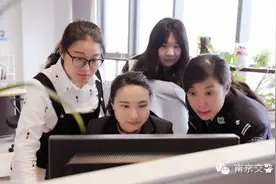 辛勤的坚守 美丽的存在—警花绽放春天里图片