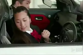 日本顶级女赛车手扮成学生妹去4S店试驾，销售的表情太逗了！视频封面