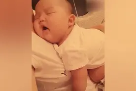 宝宝睡觉总是像小猪一样哼哼，还要妈妈拍背，真是个小坏蛋！