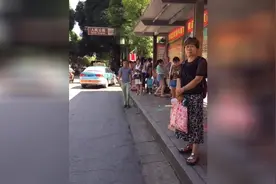装晕倒测试路人的反应视频封面