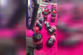 帅哥用娃娃机抓可乐，太厉害了视频封面
