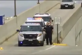 美国警察车队护送队友遗体回家，警车个个霸气但没有低频警报！视频封面
