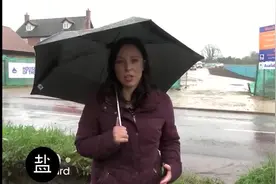 女记者路边报道，被汽车甩了一身泥，之后满嘴脏话被打马赛克视频封面
