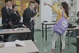 女汉子妈妈返老还童，来到儿子学校成为他的同桌，替他打架视频封面