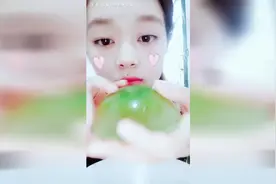 美女吃货：直播吃空心冰，吃得好过瘾视频封面