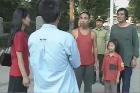 女儿丢了爸爸发疯的寻找找到女儿那一刻爸爸做了这事，太感人了视频封面