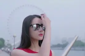 热巴遛狗都这么拉风，引得路人都纷纷瞄一眼视频封面
