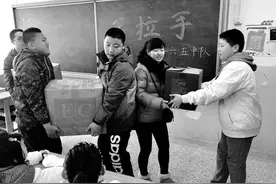 全班同学一起做公益闲置文具送给山区小同学图片