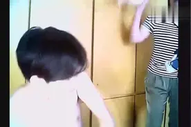 男子直播穿文胸被老妈发现 好尴尬视频封面