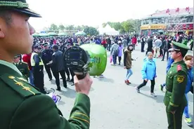 武警摄录喊话器:赏樱安保“新武器图片