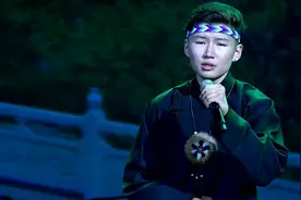 17岁的乌达木在国外开演唱会，现场深情演唱，这嗓音一开口就醉了视频封面