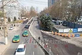 友谊东路地铁施工多处围挡 开车路过注意提示牌图片