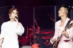 杨丞琳李荣浩演唱会上撒狗粮，杨丞琳的反应也太搞笑了！视频封面