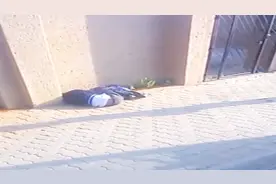 南非小男孩被暴力赶下车 蜷缩在墙角委屈流泪视频封面