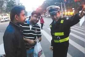 印度小伙街头找“洽洽” 原是想买转换插头图片