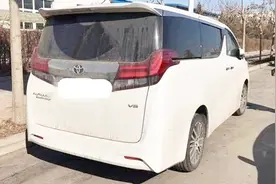 100万的豪车去车管所上牌，被强行喷了8个字，但没一个车主敢擦掉视频封面