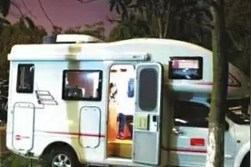 房车停校门口陪读照顾孩子 家长并不觉得是溺爱图片