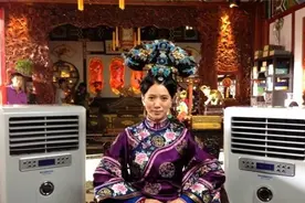 上穿棉袄下短裙~明星片场欢乐多~！图片